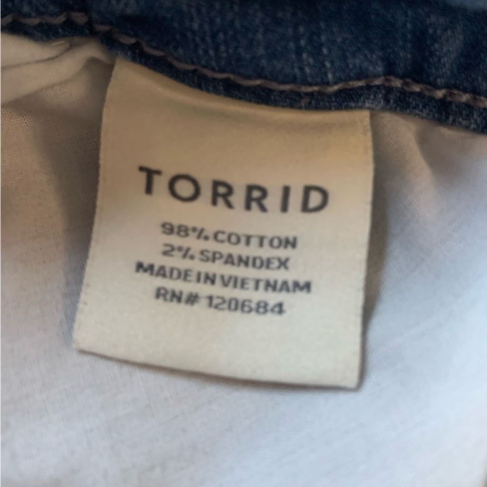 TORRID Women's Lace Trim Distressed Raw Hem Denim Shorts Size 20 - Picture 10 of 11